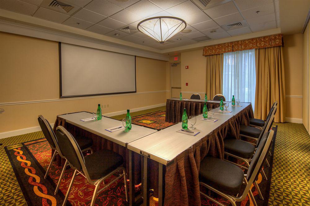 Hilton Garden Inn Norwalk Affari foto