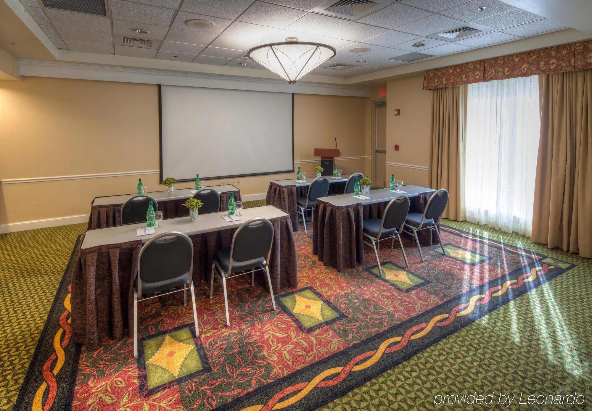 Hilton Garden Inn Norwalk Affari foto